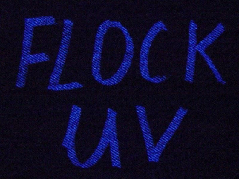 Markierung auf Jeansstoff unter UV-Licht